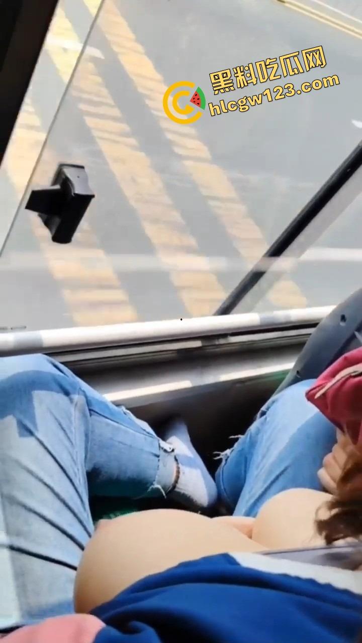 公交车上骚逼暴露狂掀衣亮美乳,奶子挺翘晃眼半露,淫水滴地板,路人馋得想冲上去猛捏一把爽爆裤裆!-7