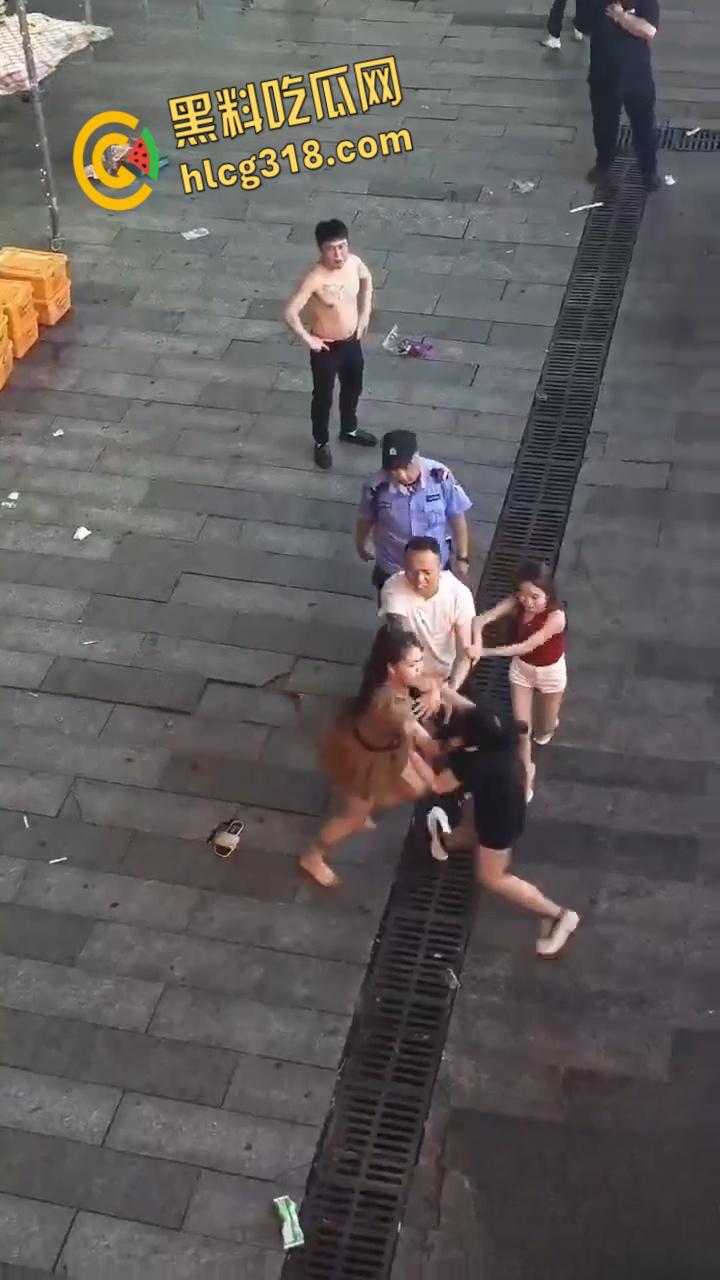 精神小妹街头撕逼大战,现场大奶子都打的一甩一甩的露出来了,毫不在意继续干瓜友们爱看!-2