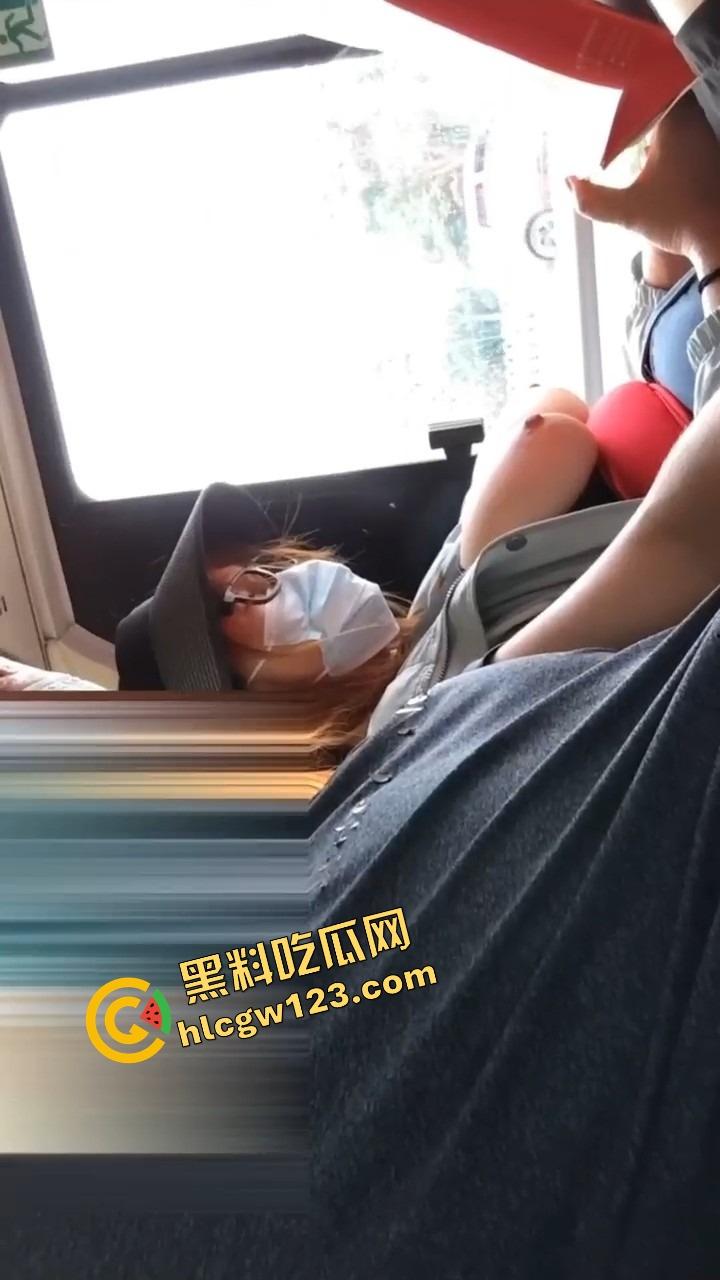 公交车上骚逼暴露狂掀衣亮美乳,奶子挺翘晃眼半露,淫水滴地板,路人馋得想冲上去猛捏一把爽爆裤裆!-9