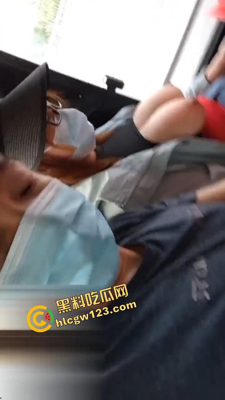 公交车上骚逼暴露狂掀衣亮美乳,奶子挺翘晃眼半露,淫水滴地板,路人馋得想冲上去猛捏一把爽爆裤裆!-10