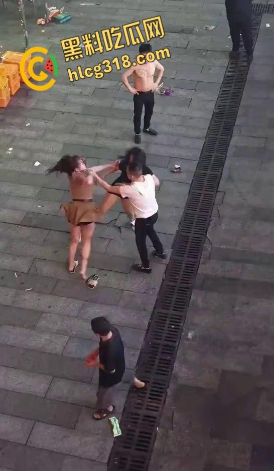 精神小妹街头撕逼大战,现场大奶子都打的一甩一甩的露出来了,毫不在意继续干瓜友们爱看!-5