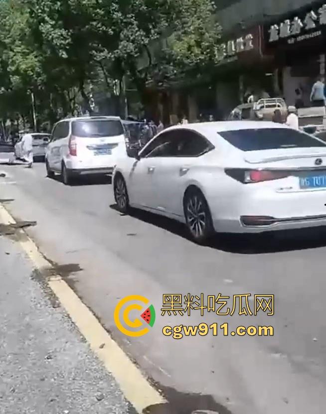 湖南张家界永定街道龙城街惊现恐怖车祸，现场撞死一男一女，现场极其惨烈，小心驾驶，珍惜生命！-2