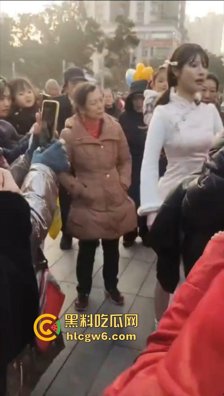 成都街头惊现高仿真女机器人 质感逼真颜值满分 大妈大爷当场看懵 五姑娘快退休了 野鸡逼价要崩盘了!-3