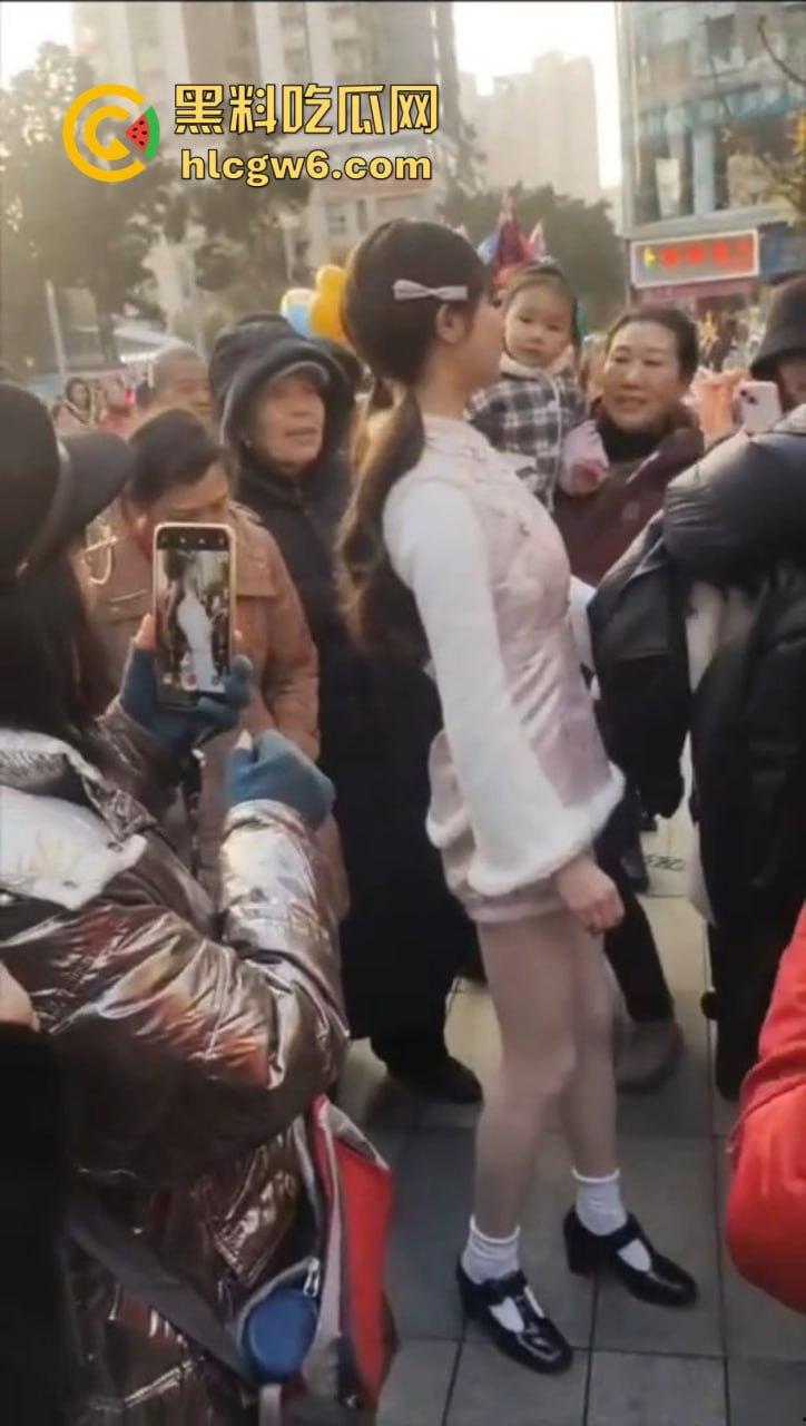 成都街头惊现高仿真女机器人 质感逼真颜值满分 大妈大爷当场看懵 五姑娘快退休了 野鸡逼价要崩盘了!-4