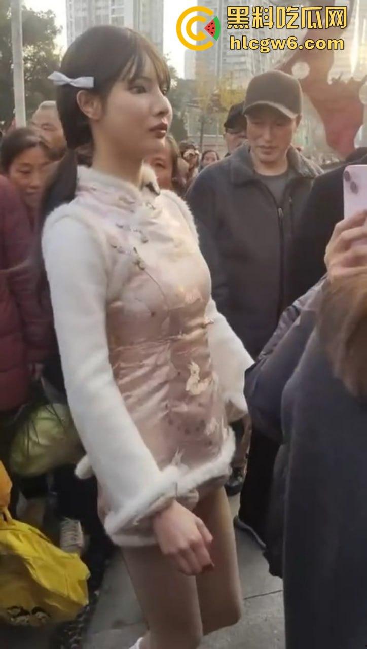成都街头惊现高仿真女机器人 质感逼真颜值满分 大妈大爷当场看懵 五姑娘快退休了 野鸡逼价要崩盘了!-6
