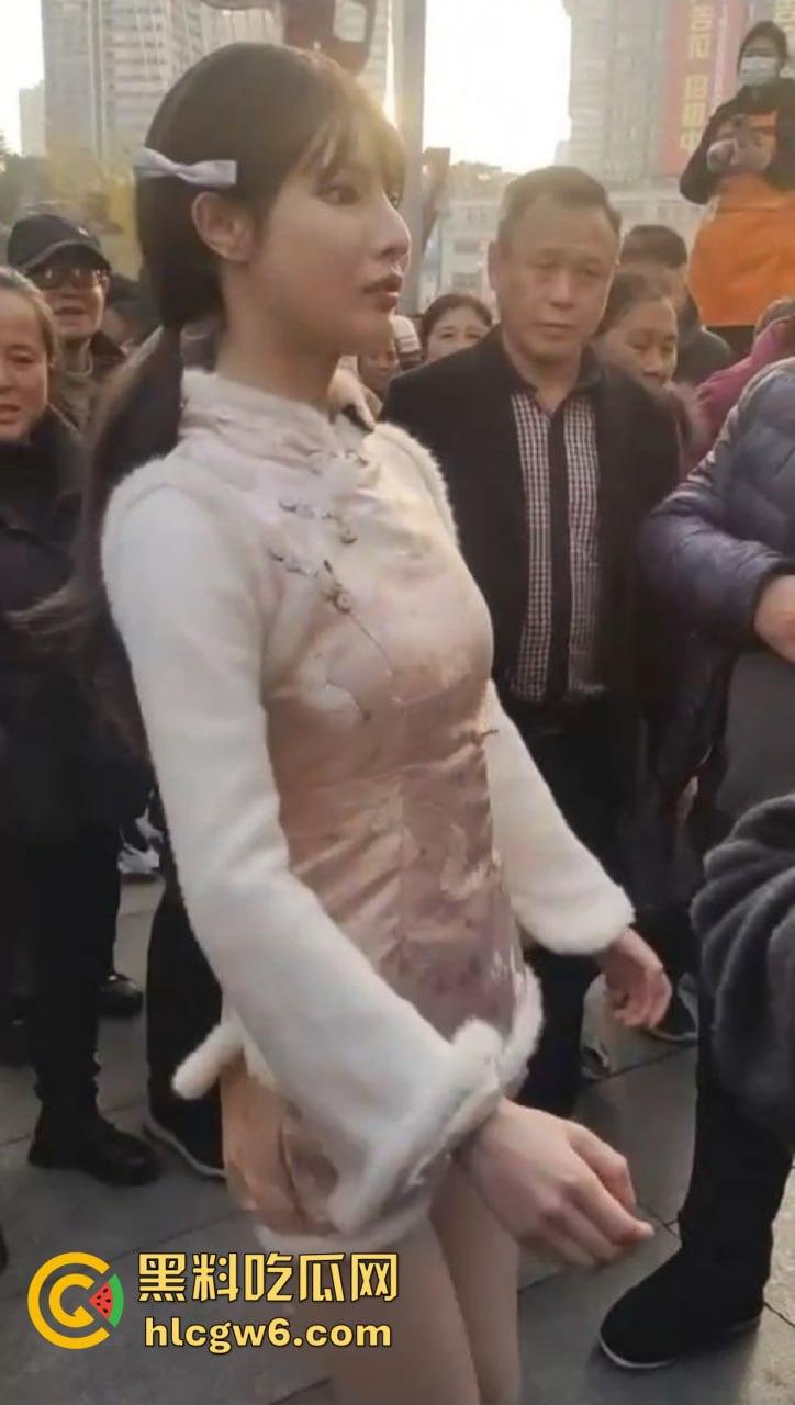 成都街头惊现高仿真女机器人 质感逼真颜值满分 大妈大爷当场看懵 五姑娘快退休了 野鸡逼价要崩盘了!-8