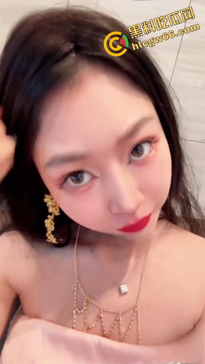 国产骚货走向世界,御姐『彤彤乖』赌场当众掀裙露逼,出租车上撩印度三哥,真没被射穿算她命硬!-3