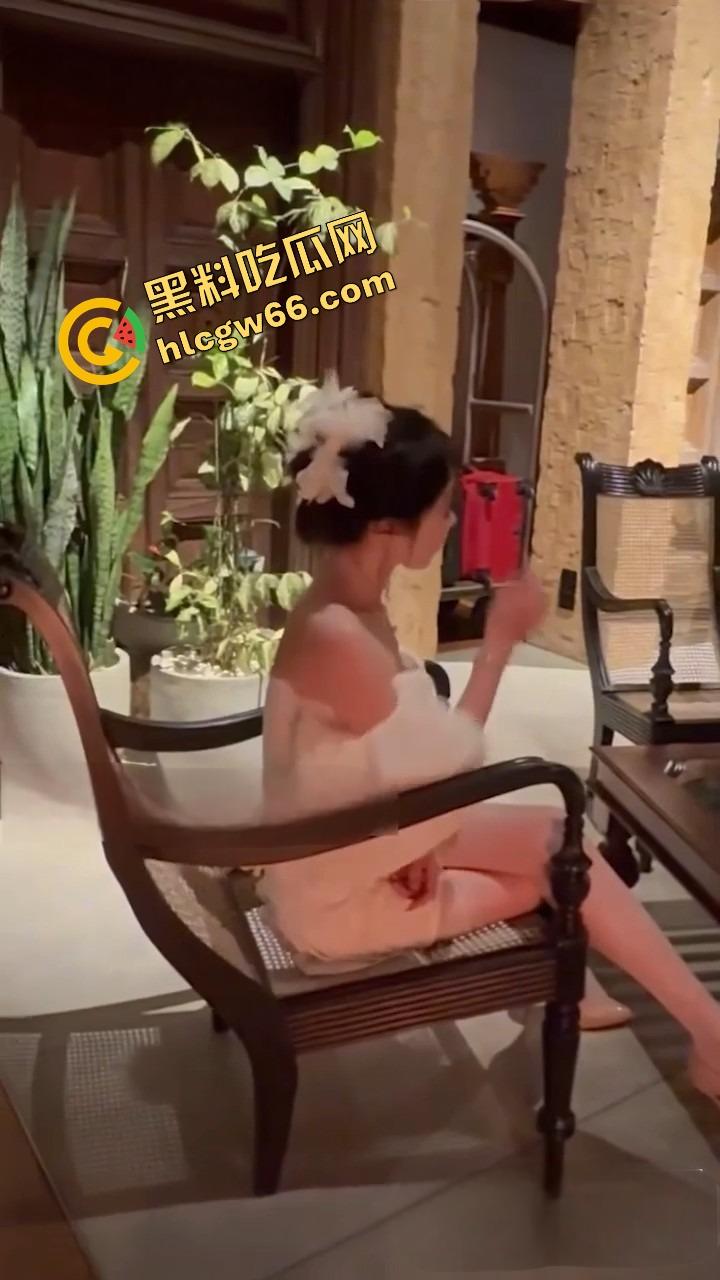 国产骚货走向世界,御姐『彤彤乖』赌场当众掀裙露逼,出租车上撩印度三哥,真没被射穿算她命硬!-4