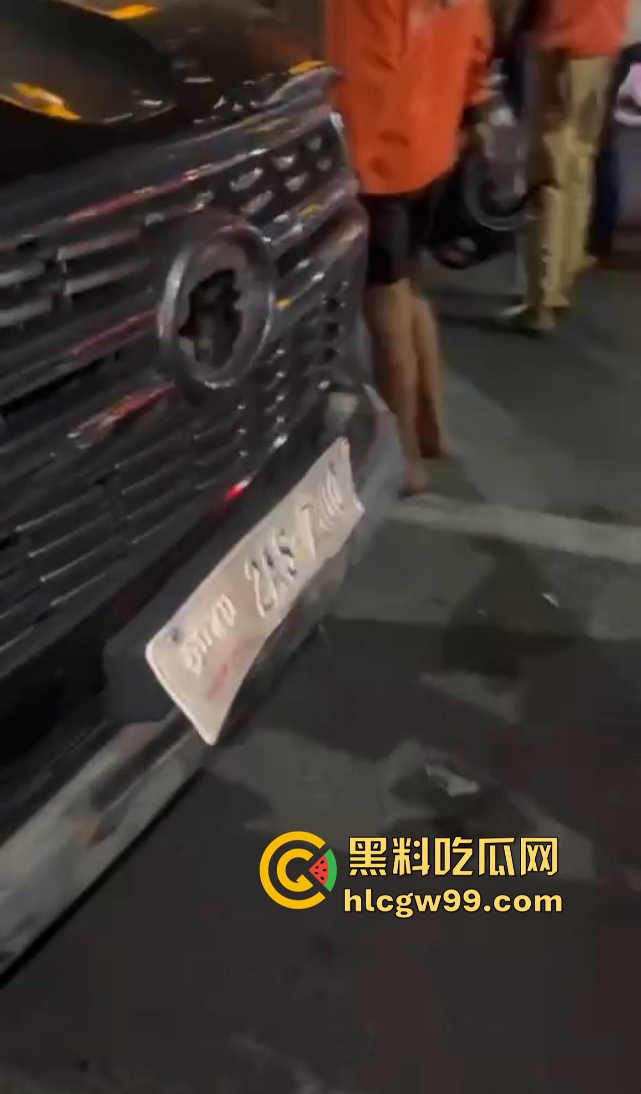 西港飙车肇事变车手逃亡,中国男子被外卖军团围堵暴揍 ,一边挨打一边喊骚瑞!-1