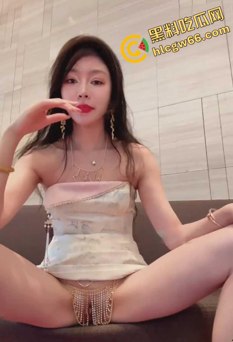 国产骚货走向世界,御姐『彤彤乖』赌场当众掀裙露逼,出租车上撩印度三哥,真没被射穿算她命硬!-10