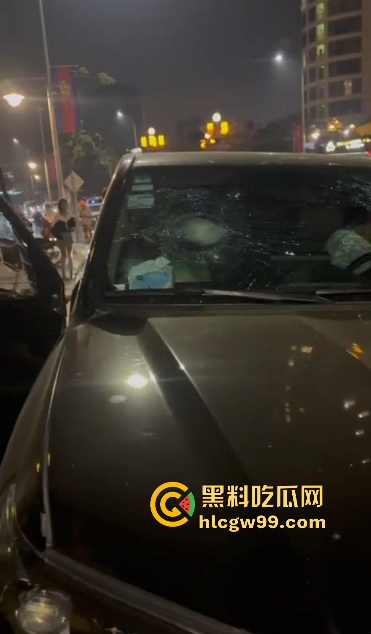 西港飙车肇事变车手逃亡,中国男子被外卖军团围堵暴揍 ,一边挨打一边喊骚瑞!-2