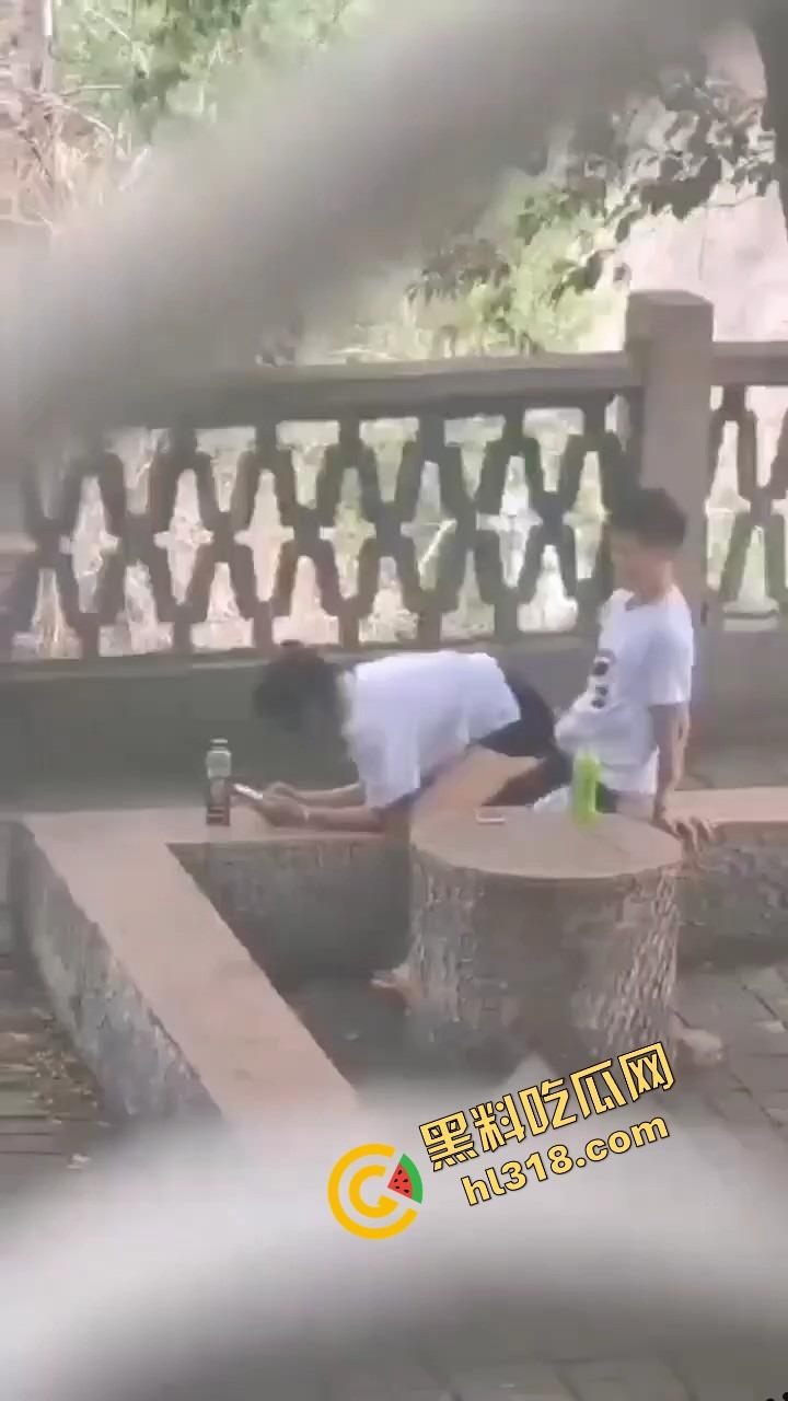 两高中生逃课白天公园偷开房,野战打炮连安全套都来不及戴,阳光下直接开始啪啪,青春期欲望根本藏不住!-1
