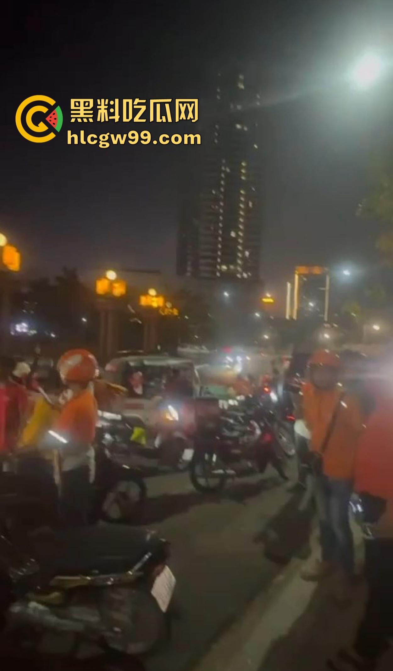 西港飙车肇事变车手逃亡,中国男子被外卖军团围堵暴揍 ,一边挨打一边喊骚瑞!-5