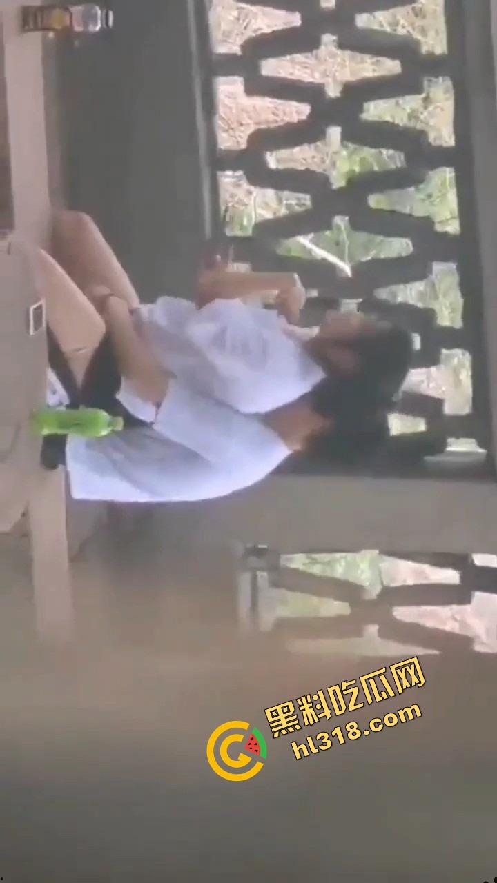 两高中生逃课白天公园偷开房,野战打炮连安全套都来不及戴,阳光下直接开始啪啪,青春期欲望根本藏不住!-2