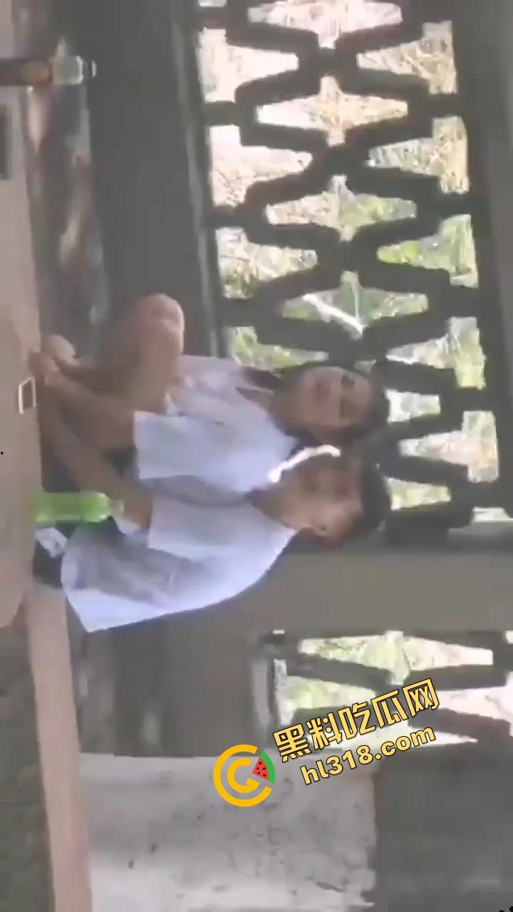 两高中生逃课白天公园偷开房,野战打炮连安全套都来不及戴,阳光下直接开始啪啪,青春期欲望根本藏不住!-3