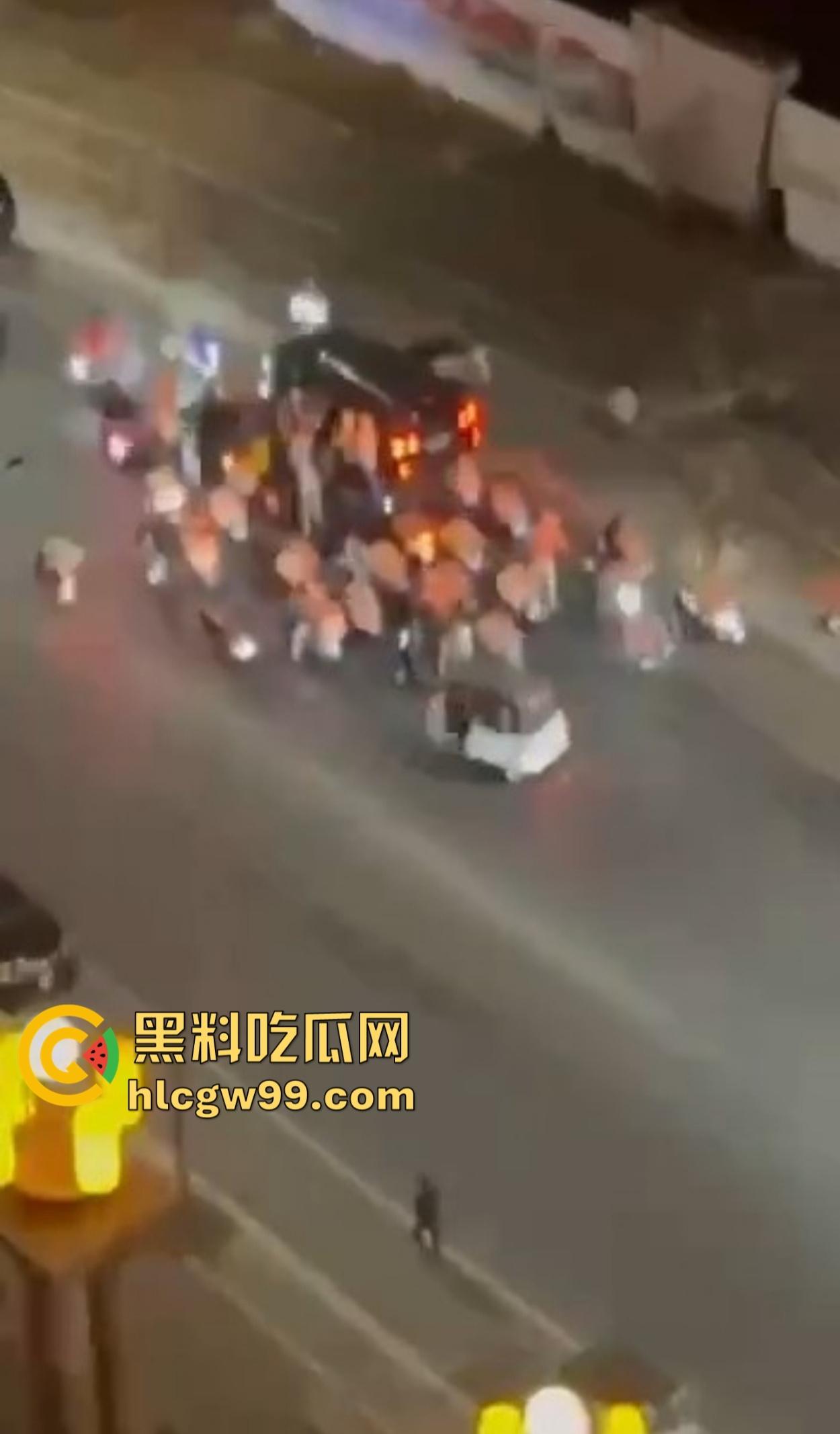 西港飙车肇事变车手逃亡,中国男子被外卖军团围堵暴揍 ,一边挨打一边喊骚瑞!-7