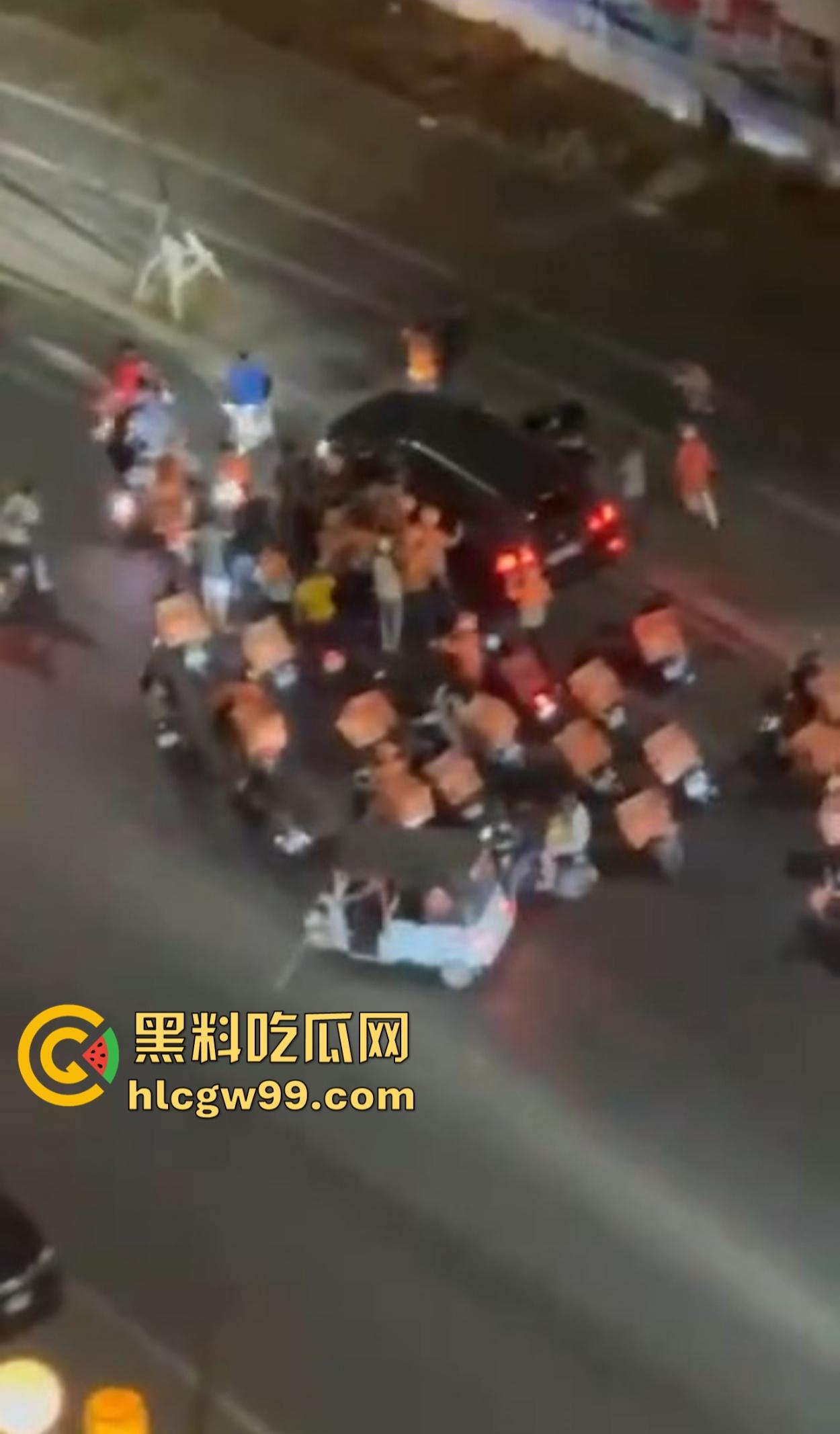 西港飙车肇事变车手逃亡,中国男子被外卖军团围堵暴揍 ,一边挨打一边喊骚瑞!-8