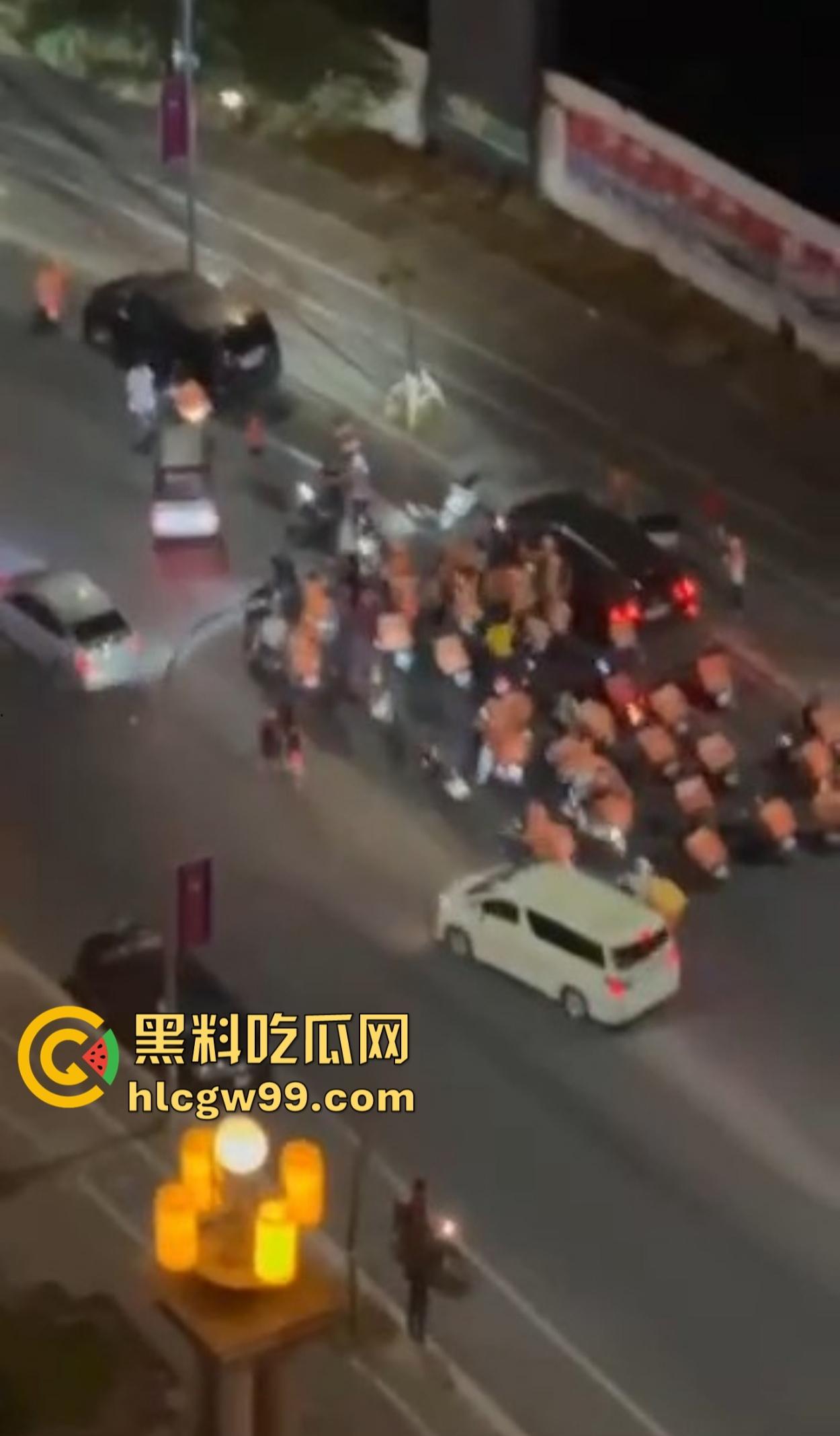 西港飙车肇事变车手逃亡,中国男子被外卖军团围堵暴揍 ,一边挨打一边喊骚瑞!-9