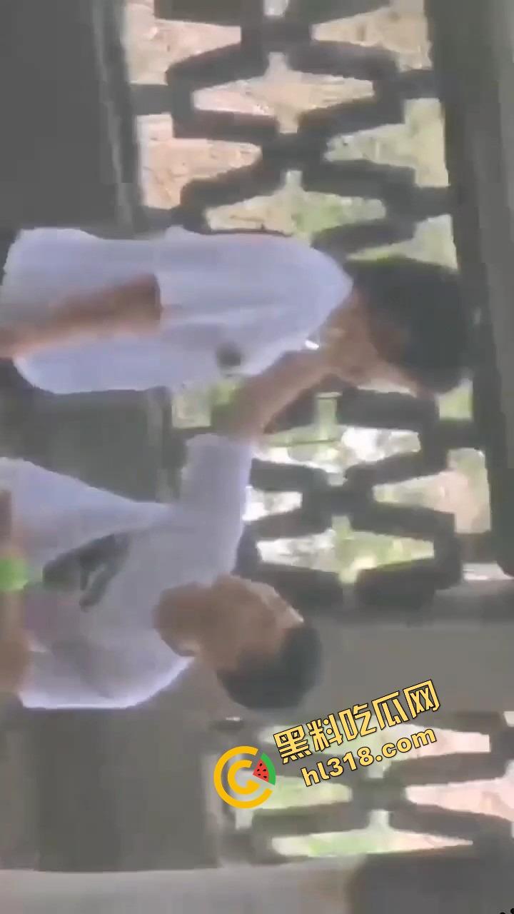 两高中生逃课白天公园偷开房,野战打炮连安全套都来不及戴,阳光下直接开始啪啪,青春期欲望根本藏不住!-6