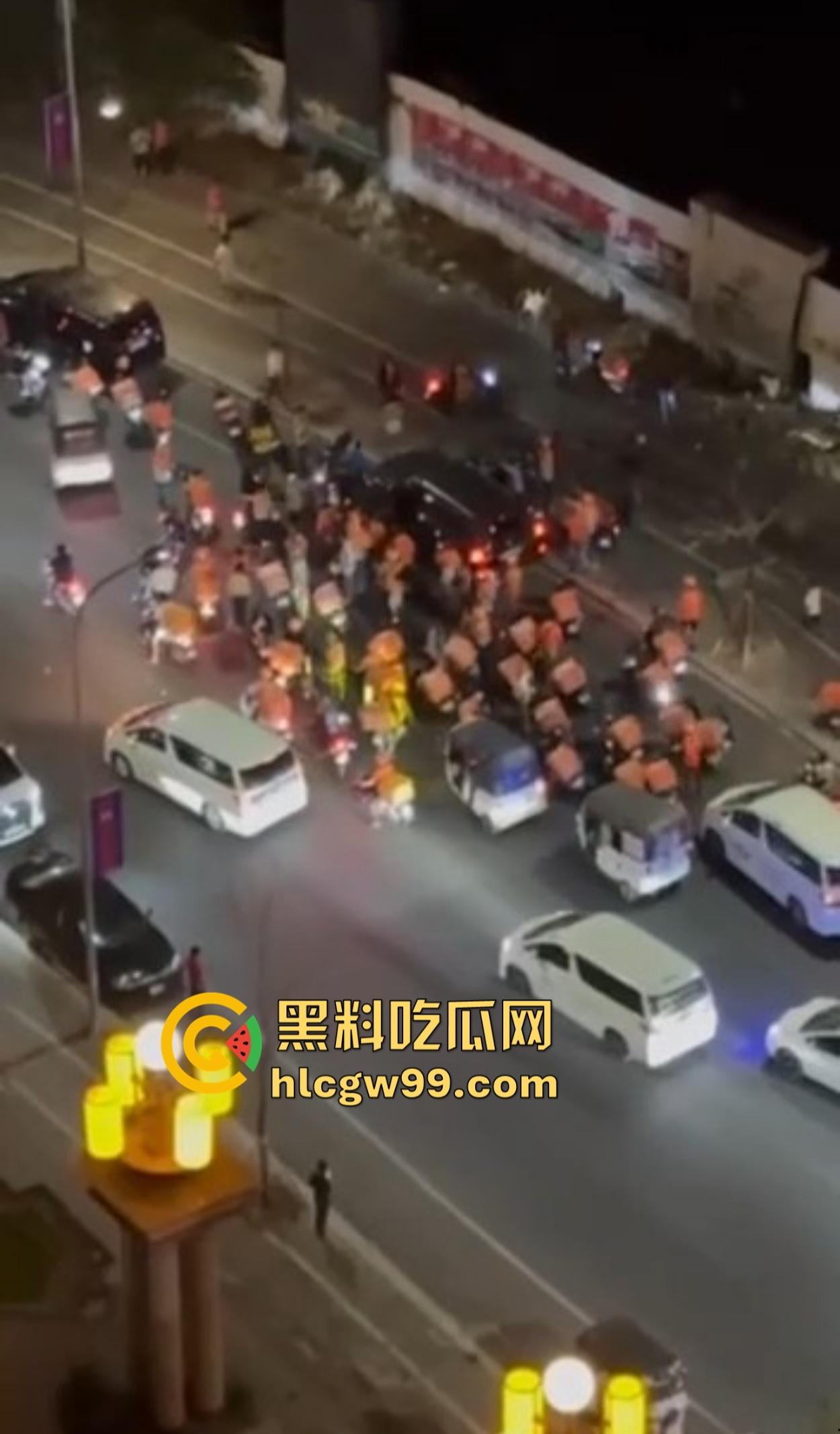 西港飙车肇事变车手逃亡,中国男子被外卖军团围堵暴揍 ,一边挨打一边喊骚瑞!-10