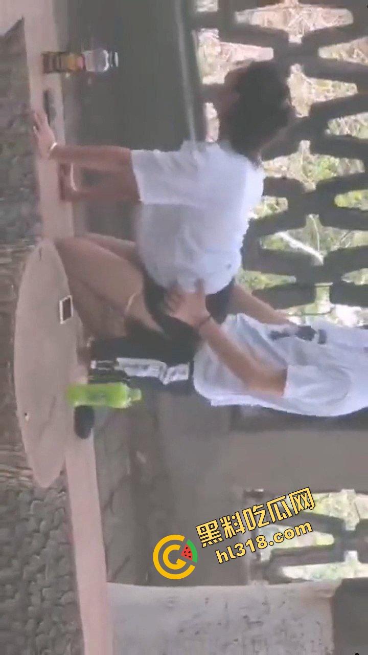 两高中生逃课白天公园偷开房,野战打炮连安全套都来不及戴,阳光下直接开始啪啪,青春期欲望根本藏不住!-8