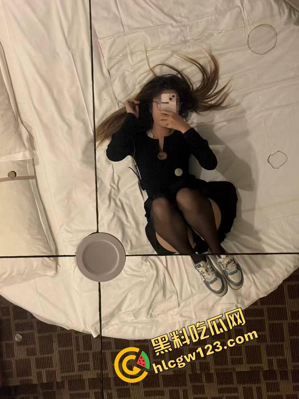 南宁财大【李婉】初恋脸装天使,床上脱衣比蟒蛇,奶像山臀像桶,又白又嫩又会叫的爆奶肥臀!-3