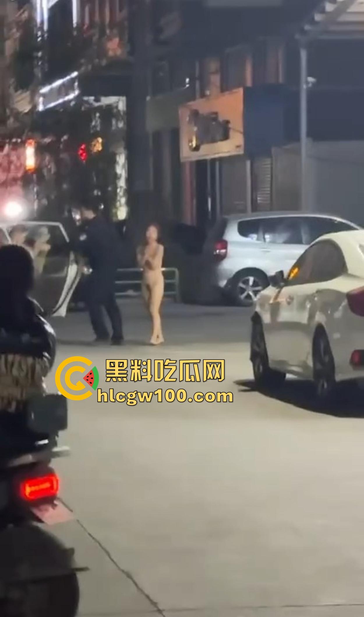 大长沙深夜出奇葩秀,裸女硬核街头行走问候警察,骚比尿裤子花式炫湿,这样的戏码年年有?-2