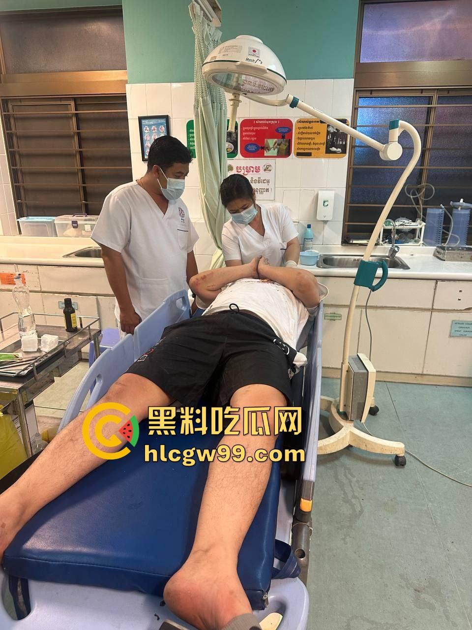 西港飙车肇事变车手逃亡,中国男子被外卖军团围堵暴揍 ,一边挨打一边喊骚瑞!-14