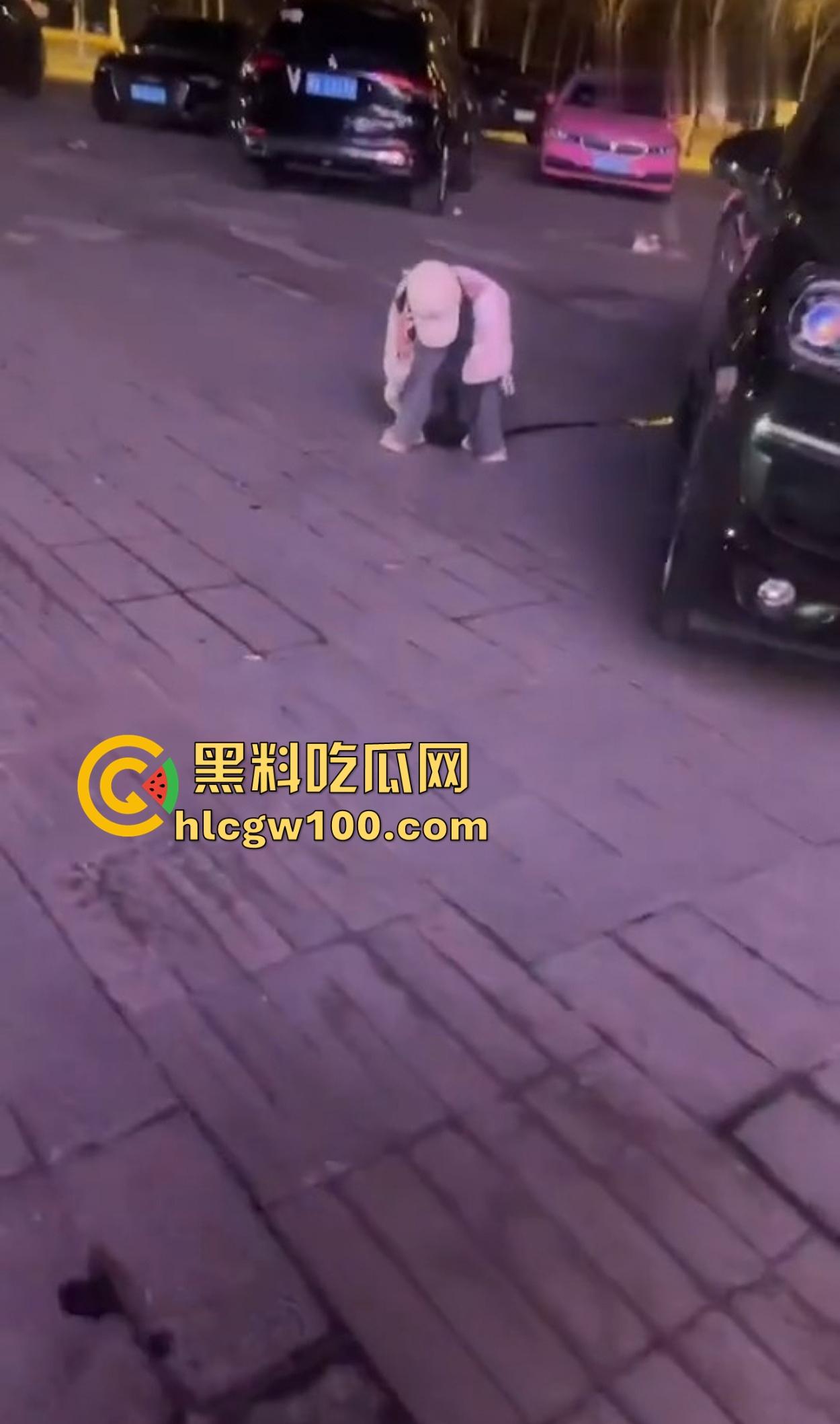 大长沙深夜出奇葩秀,裸女硬核街头行走问候警察,骚比尿裤子花式炫湿,这样的戏码年年有?-6
