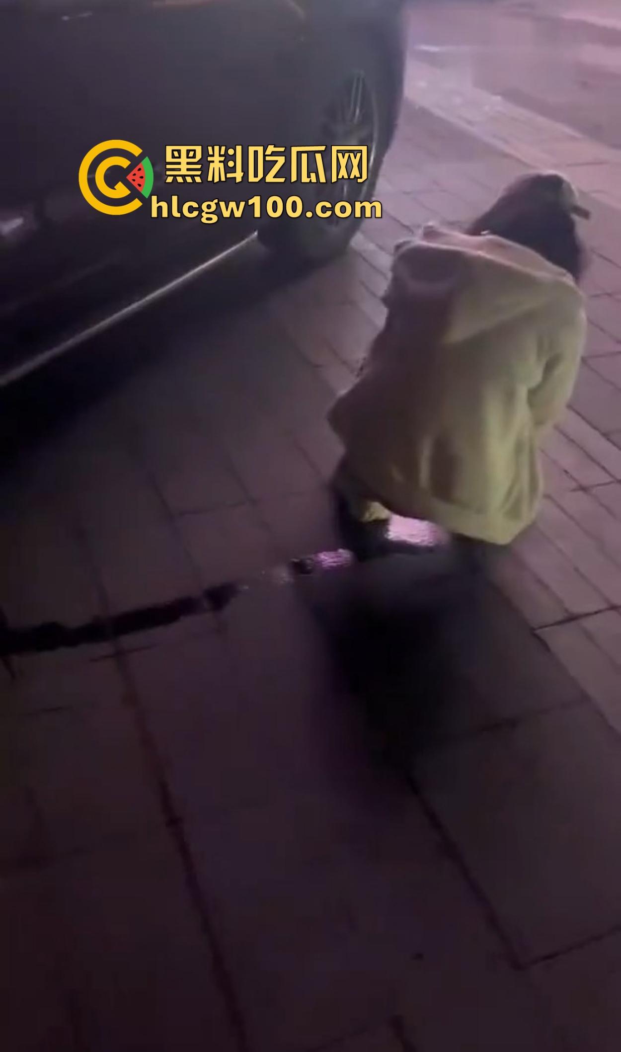 大长沙深夜出奇葩秀,裸女硬核街头行走问候警察,骚比尿裤子花式炫湿,这样的戏码年年有?-8