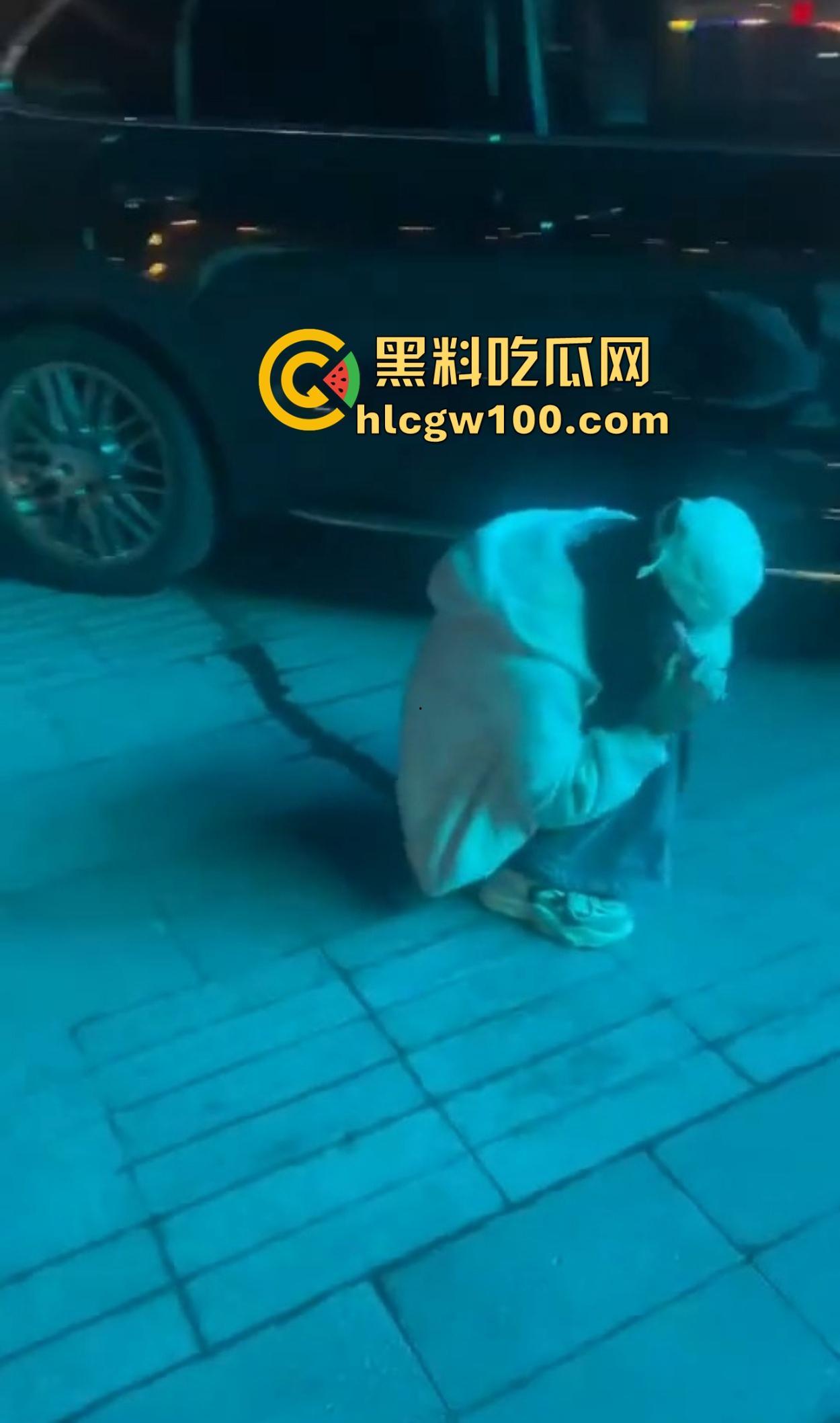 大长沙深夜出奇葩秀,裸女硬核街头行走问候警察,骚比尿裤子花式炫湿,这样的戏码年年有?-10