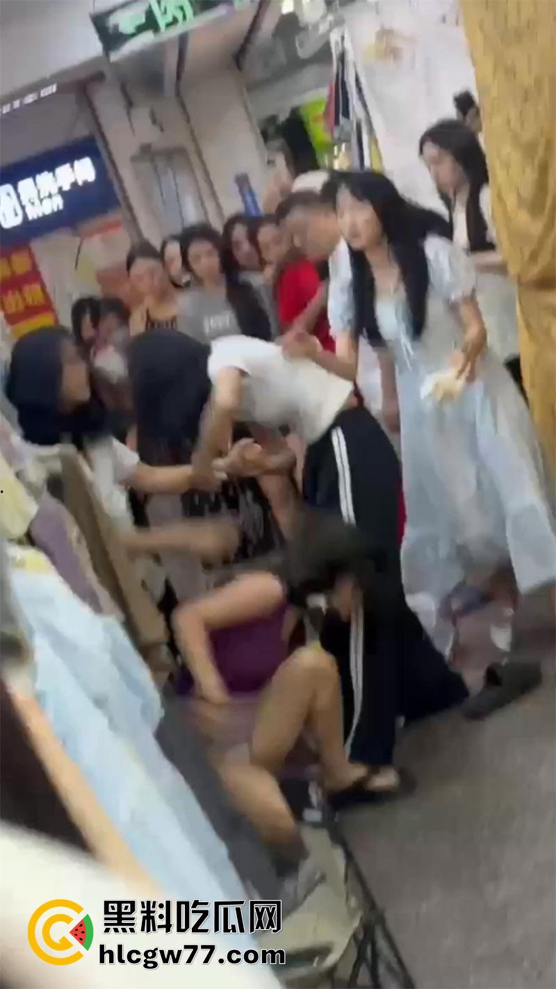 广西商场实拍女人打架,各种对骂撕逼扒衣服,难怪男人都爱看女人打架,美腿翘臀随便看啊!-1