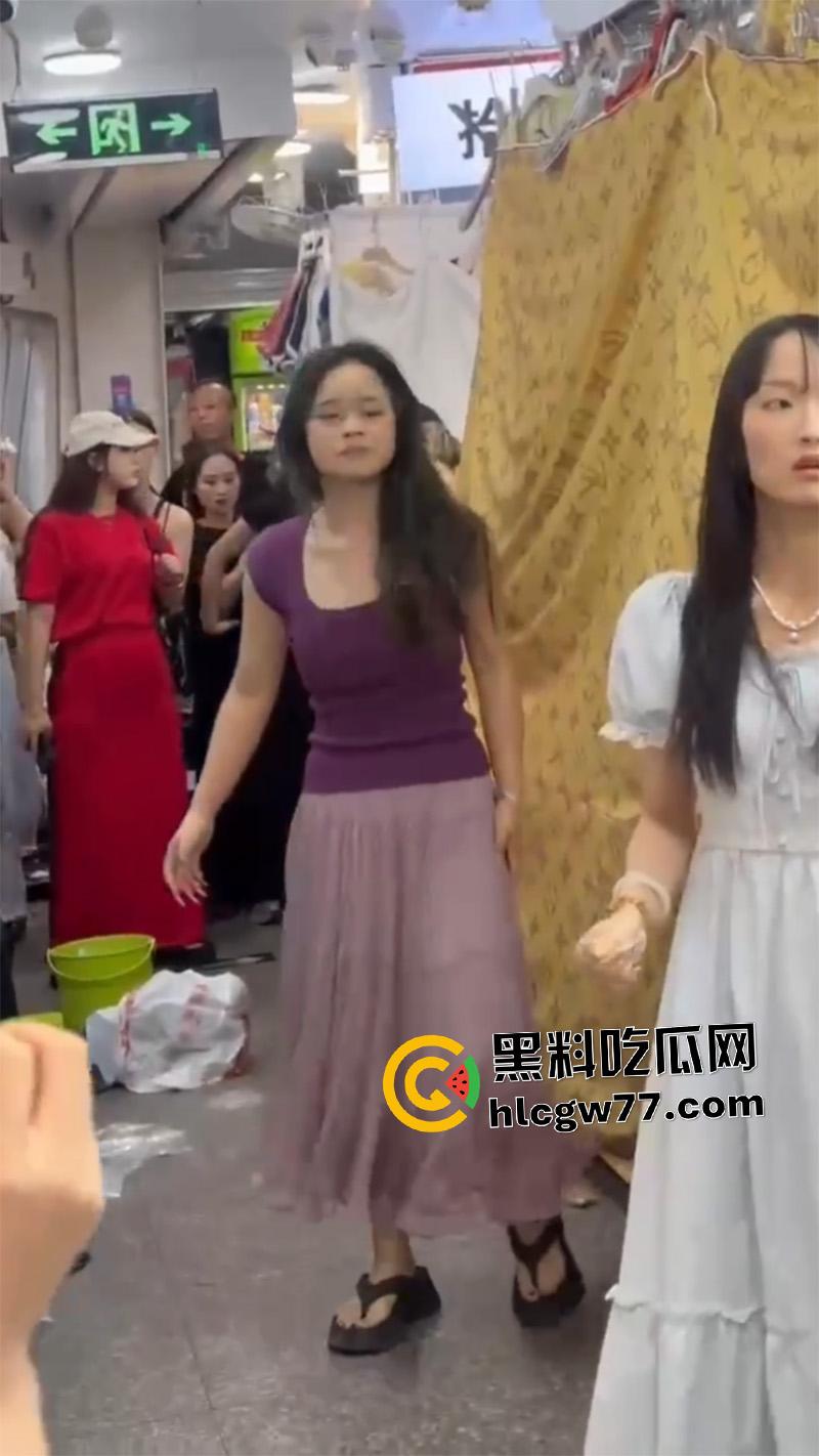 广西商场实拍女人打架,各种对骂撕逼扒衣服,难怪男人都爱看女人打架,美腿翘臀随便看啊!-4