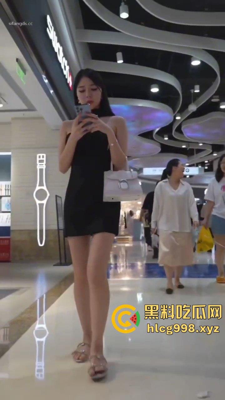 瓜友投稿抄底短裙小姐姐，白内内曝光！高颜值极品小姐姐，兄弟你胆儿真肥！-7