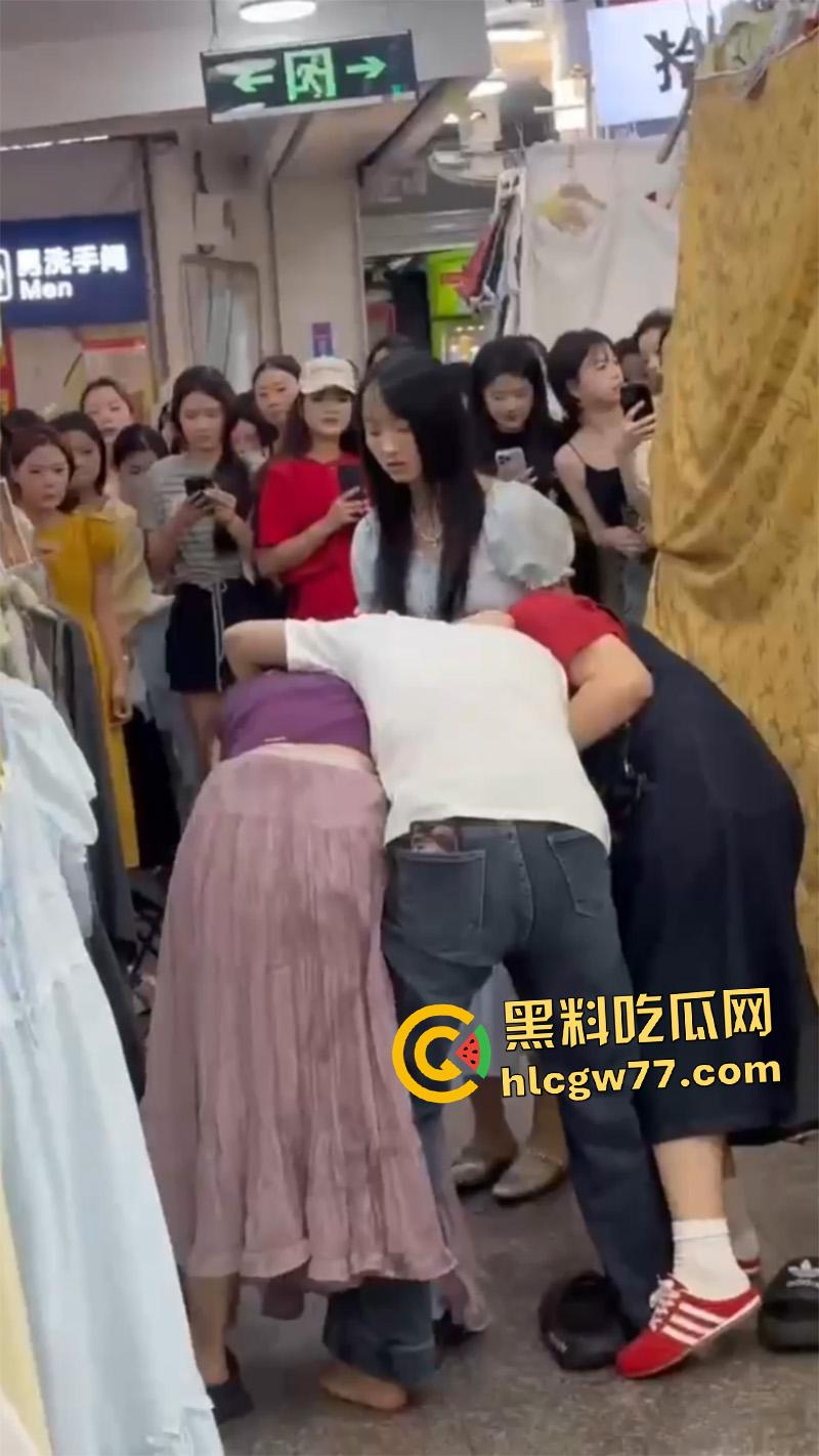 广西商场实拍女人打架,各种对骂撕逼扒衣服,难怪男人都爱看女人打架,美腿翘臀随便看啊!-6