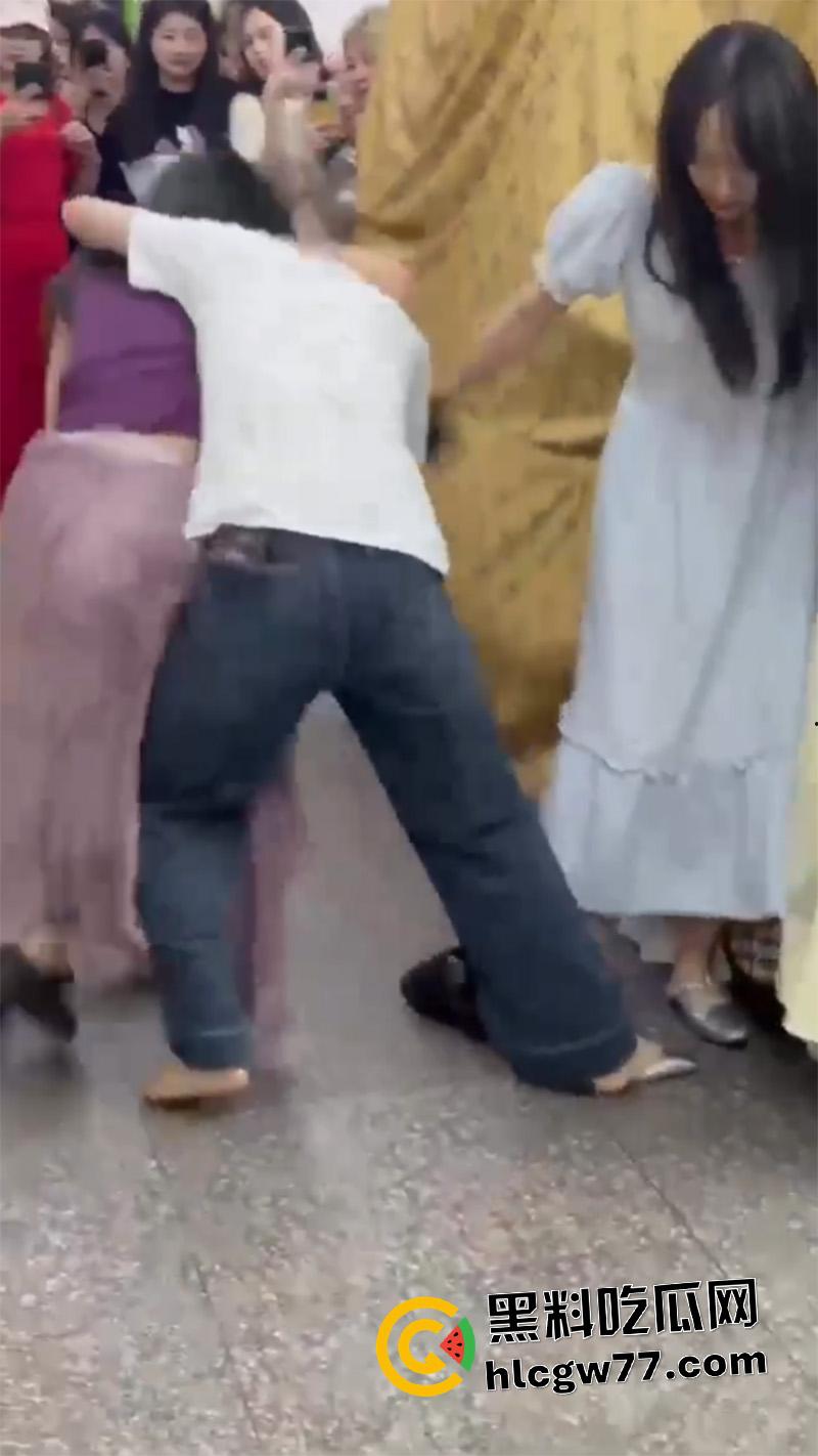 广西商场实拍女人打架,各种对骂撕逼扒衣服,难怪男人都爱看女人打架,美腿翘臀随便看啊!-7