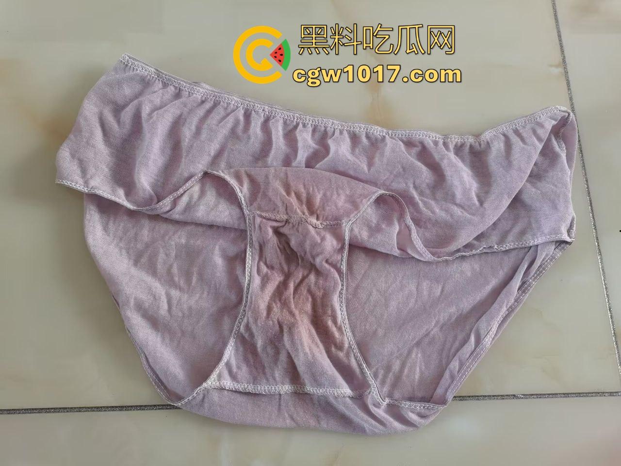 戴着红领巾偷丝袜!小学生大胆偷取少妇原味衣物,身高不够工具来凑,白袜丝袜统统收入囊中,原味控从小练起!-3