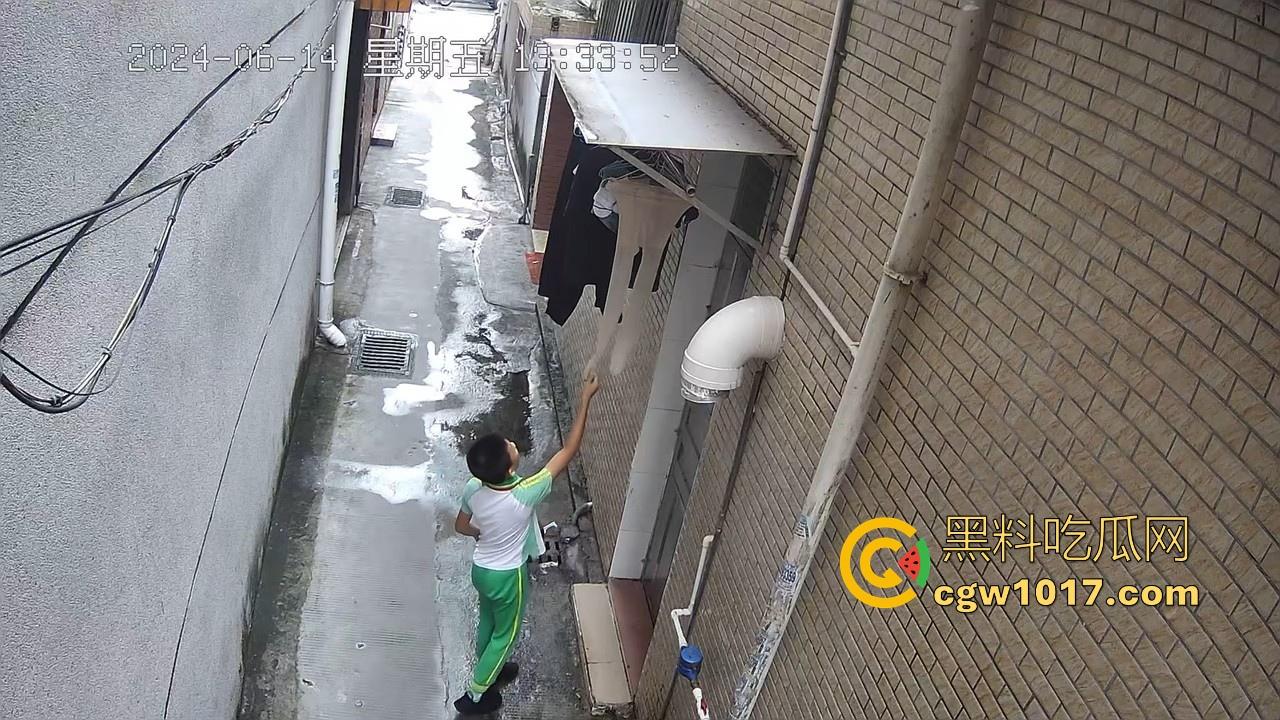 戴着红领巾偷丝袜!小学生大胆偷取少妇原味衣物,身高不够工具来凑,白袜丝袜统统收入囊中,原味控从小练起!-6