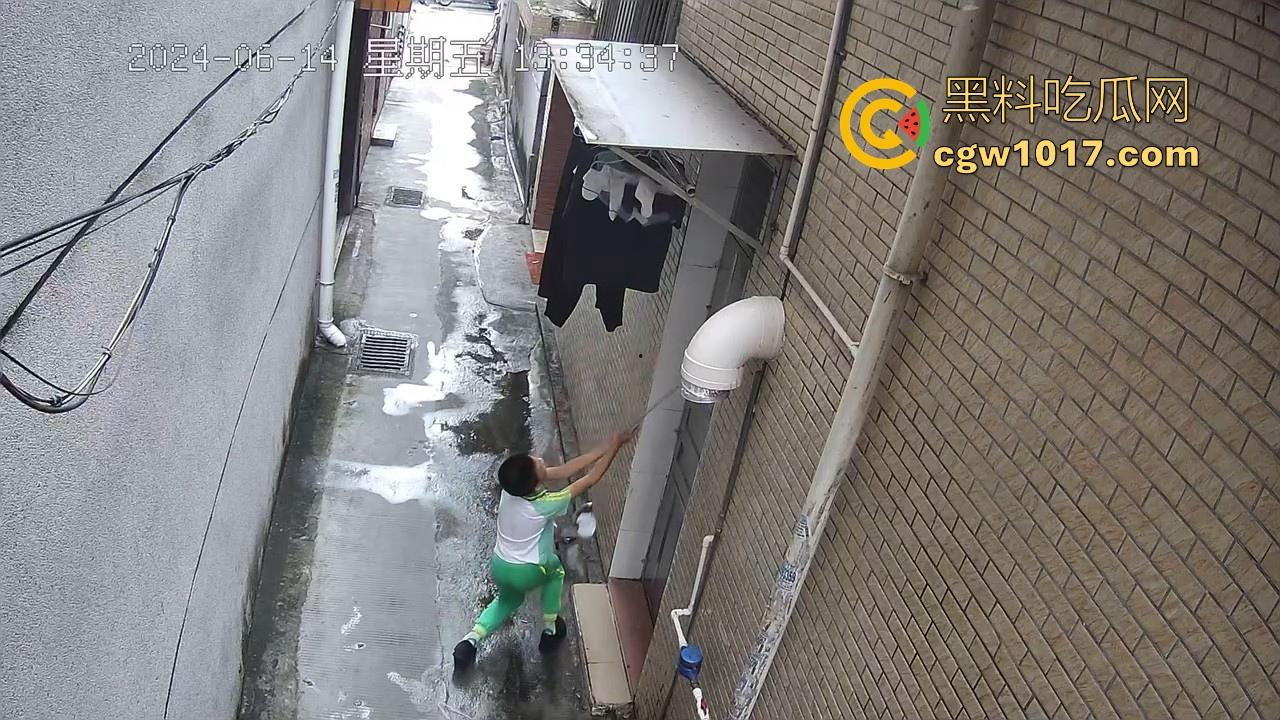 戴着红领巾偷丝袜!小学生大胆偷取少妇原味衣物,身高不够工具来凑,白袜丝袜统统收入囊中,原味控从小练起!-11