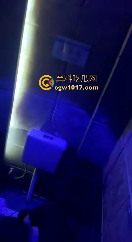 酒吧厕所准备做爱没想到门外确一堆人在偷拍,不是都这么热闹了里面这哥们一点没察觉吗?快点啊人家等着上厕所呢!-3