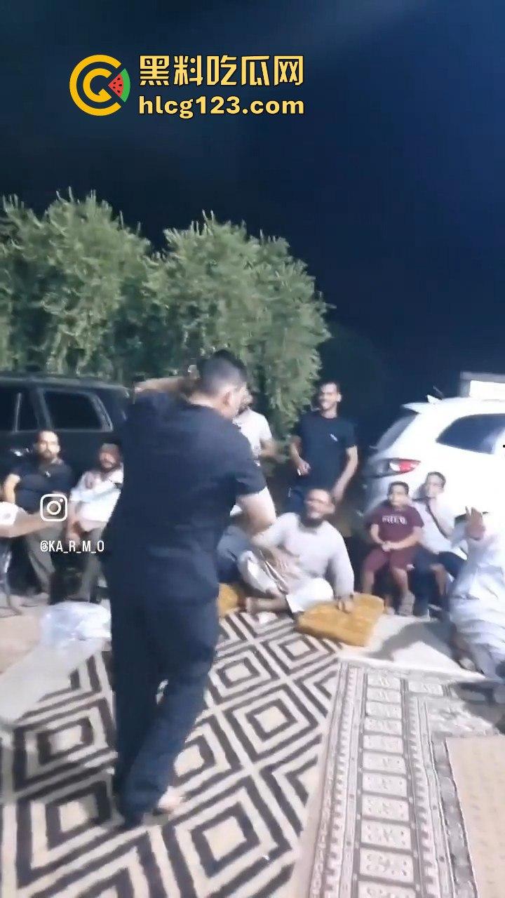 印度阿三庆祝跳舞开枪两不误!咖喱哥沙漠之鹰上手,仿佛漫游枪手开大招,老外看傻眼!-2