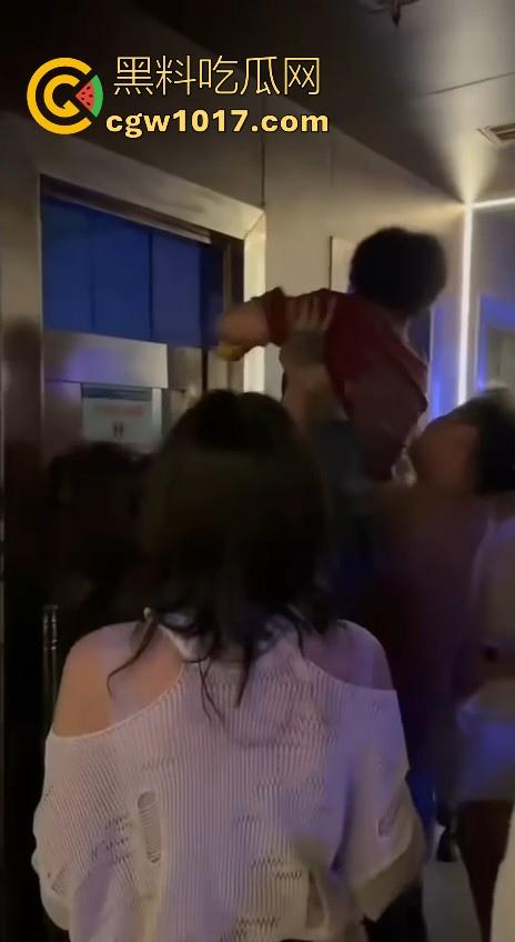 酒吧厕所准备做爱没想到门外确一堆人在偷拍,不是都这么热闹了里面这哥们一点没察觉吗?快点啊人家等着上厕所呢!-5