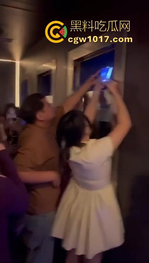 酒吧厕所准备做爱没想到门外确一堆人在偷拍,不是都这么热闹了里面这哥们一点没察觉吗?快点啊人家等着上厕所呢!-8