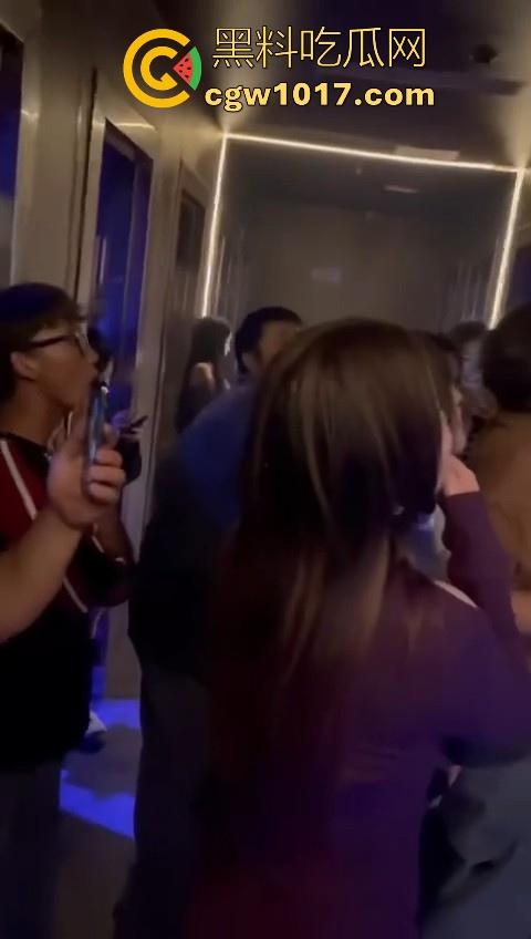 酒吧厕所准备做爱没想到门外确一堆人在偷拍,不是都这么热闹了里面这哥们一点没察觉吗?快点啊人家等着上厕所呢!-9