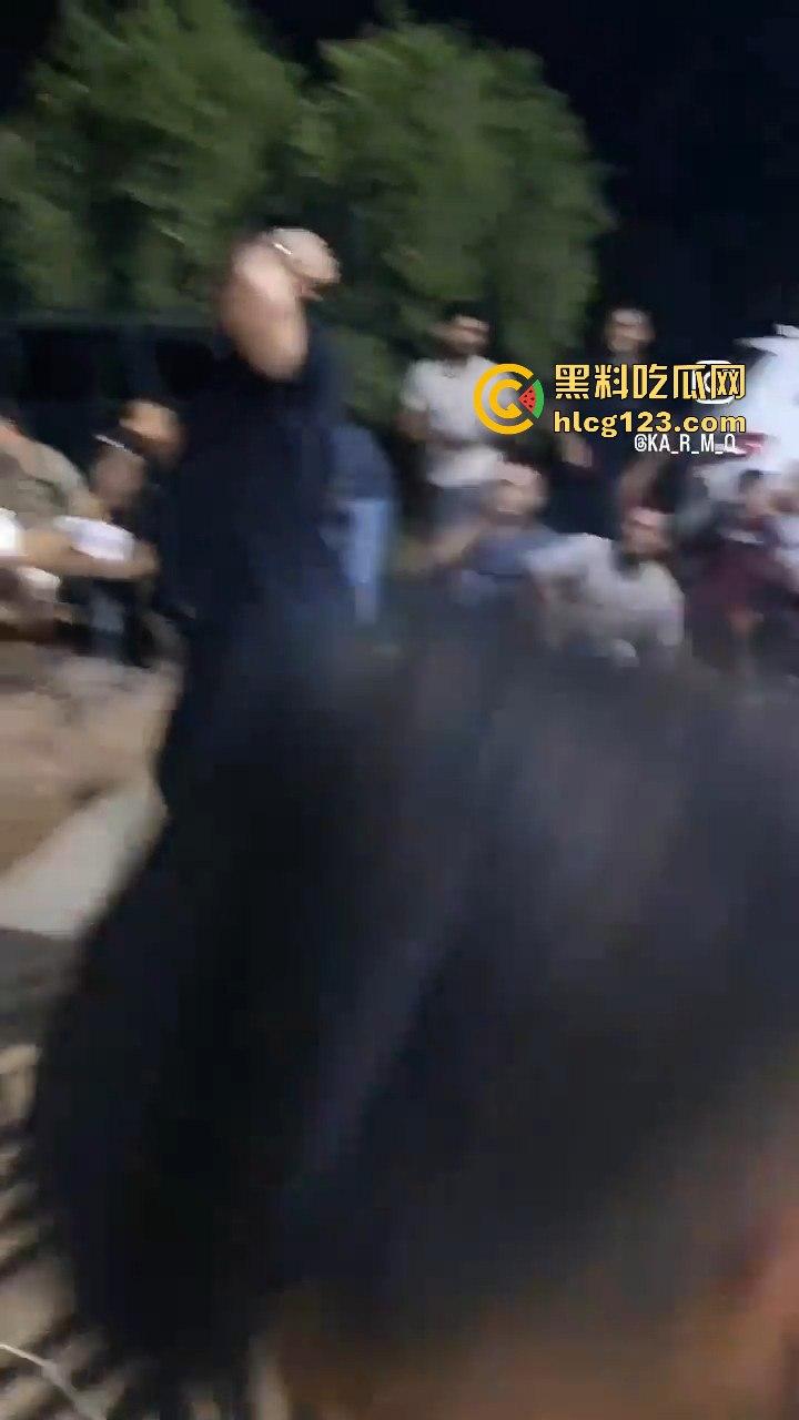 印度阿三庆祝跳舞开枪两不误!咖喱哥沙漠之鹰上手,仿佛漫游枪手开大招,老外看傻眼!-7