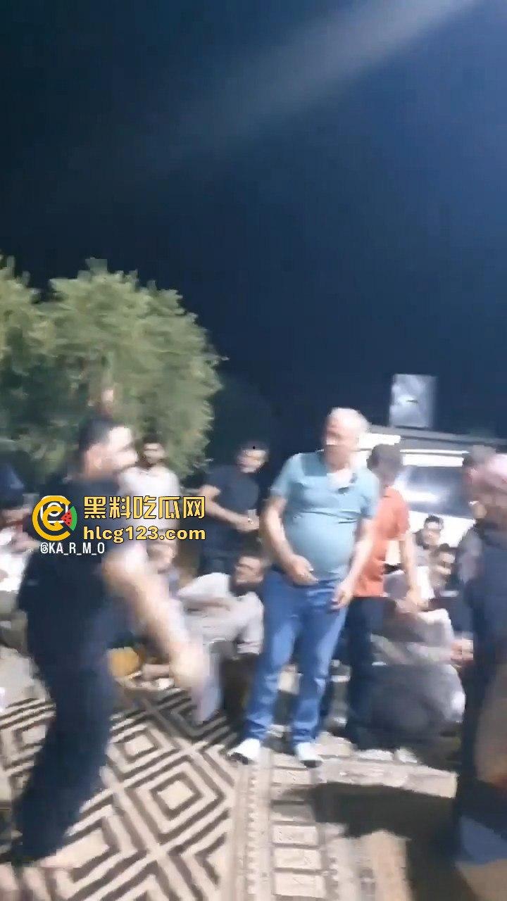 印度阿三庆祝跳舞开枪两不误!咖喱哥沙漠之鹰上手,仿佛漫游枪手开大招,老外看傻眼!-8