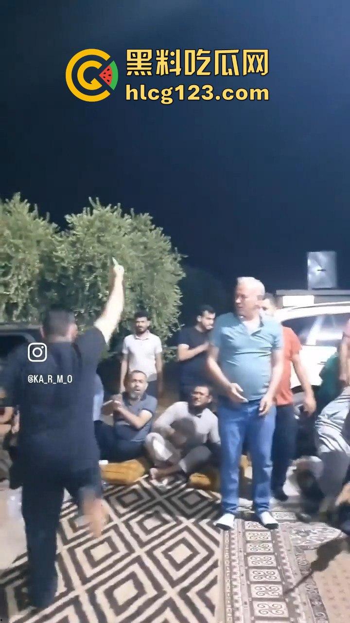 印度阿三庆祝跳舞开枪两不误!咖喱哥沙漠之鹰上手,仿佛漫游枪手开大招,老外看傻眼!-10