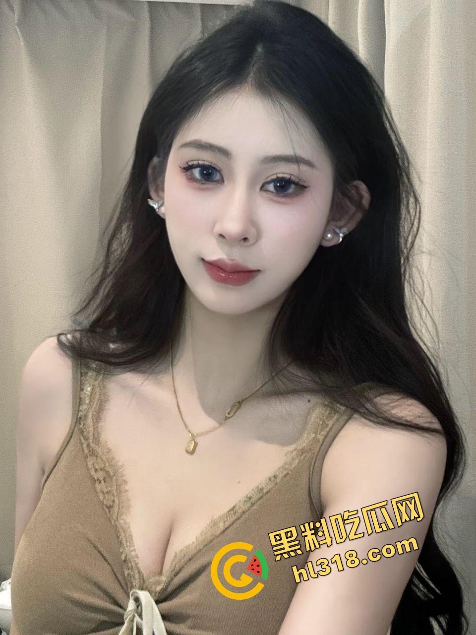 推特绿帽狠人『暴躁君S』操翻人妻少妇,3P轮番爆射,户外露出道具调教,高潮喷水像开闸放水!-1