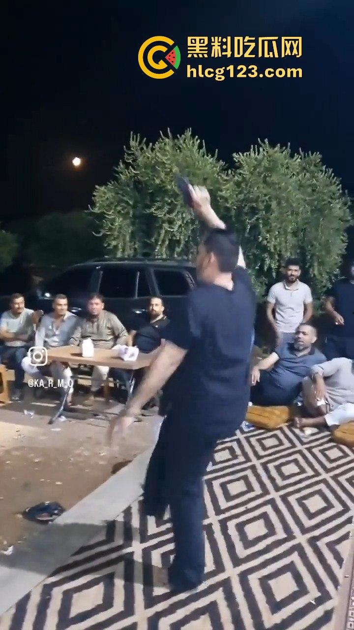 印度阿三庆祝跳舞开枪两不误!咖喱哥沙漠之鹰上手,仿佛漫游枪手开大招,老外看傻眼!-12