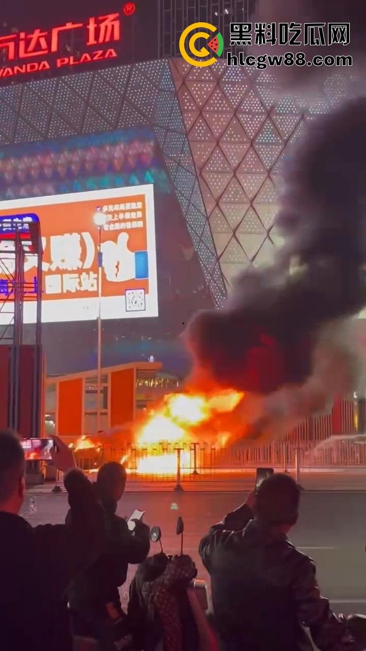 广州南村万博警车大火狂烧成火球，现场围满吃瓜群众狂拍视频，这火势真是牛逼大了！-3